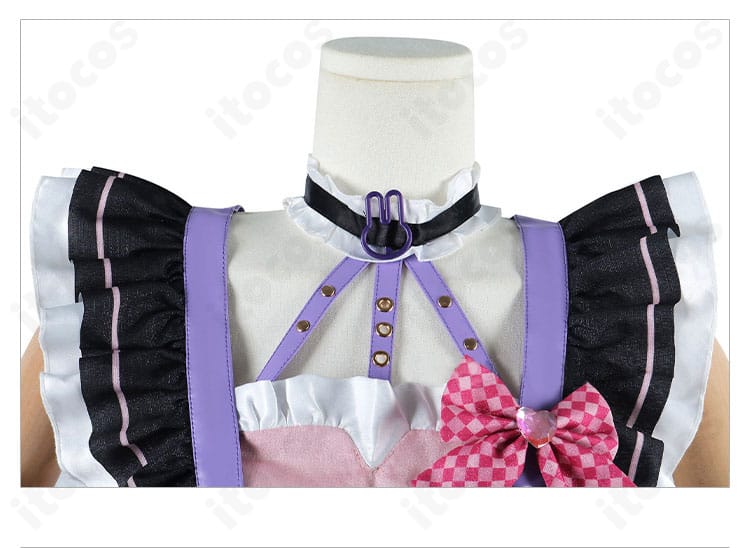 メイド衣装の胸元リボン装飾ディテール。結び目の形と質感、配色のコントラストを強調