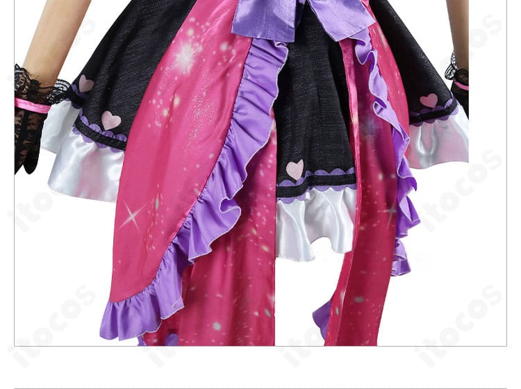 スカート裾フリルの近接。ヘムラインの波打ちとステッチが分かる