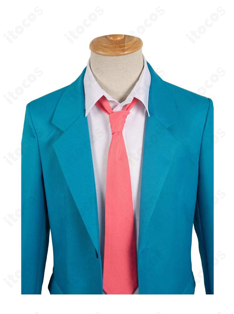 ネクタイのクローズアップ。結び目の形と質感、襟との収まりが分かるディテール画像。