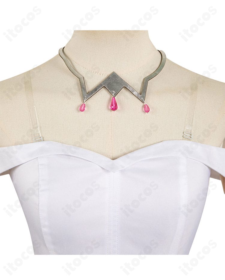 エミリア衣装のネックレスと襟元アップ。高級感ある装飾が胸元のアクセントとして映えます。