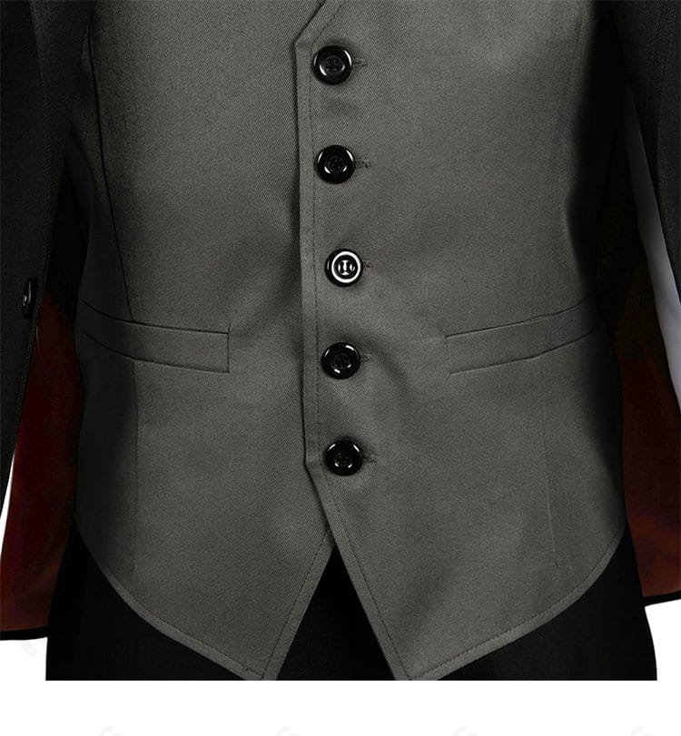 『合コンに行ったら女がいなかった話』蘇芳 コスプレ衣装の前立てとボタン装飾。質感と配置を見せるクローズアップ。