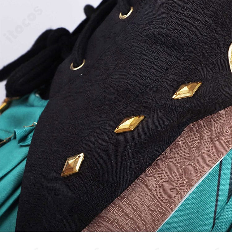 襟元の刺繍調ディテールを示すアップ。襟のラインとデザインが確認できる画像。