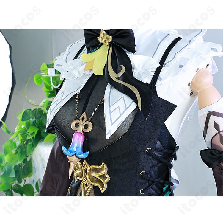 胸元のネクタイと装飾ディテールのクローズアップ。質感と立体感が分かるアップ画像。