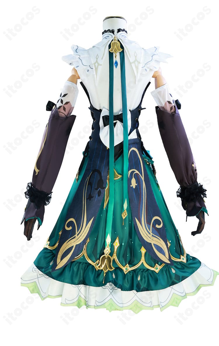 エミリエ（調香師）コスプレ衣装の背面。コルセットベルトや腰飾りなど背面ディテールが分かる画像。