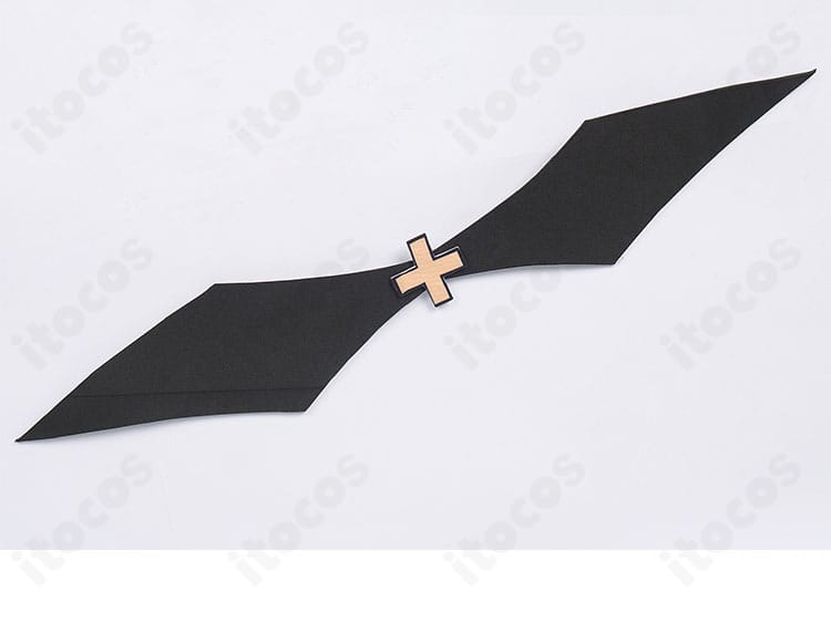 胸元装飾のアップ。胸飾りの形状と艶感が分かり、衣装全体の華やかさを強調。