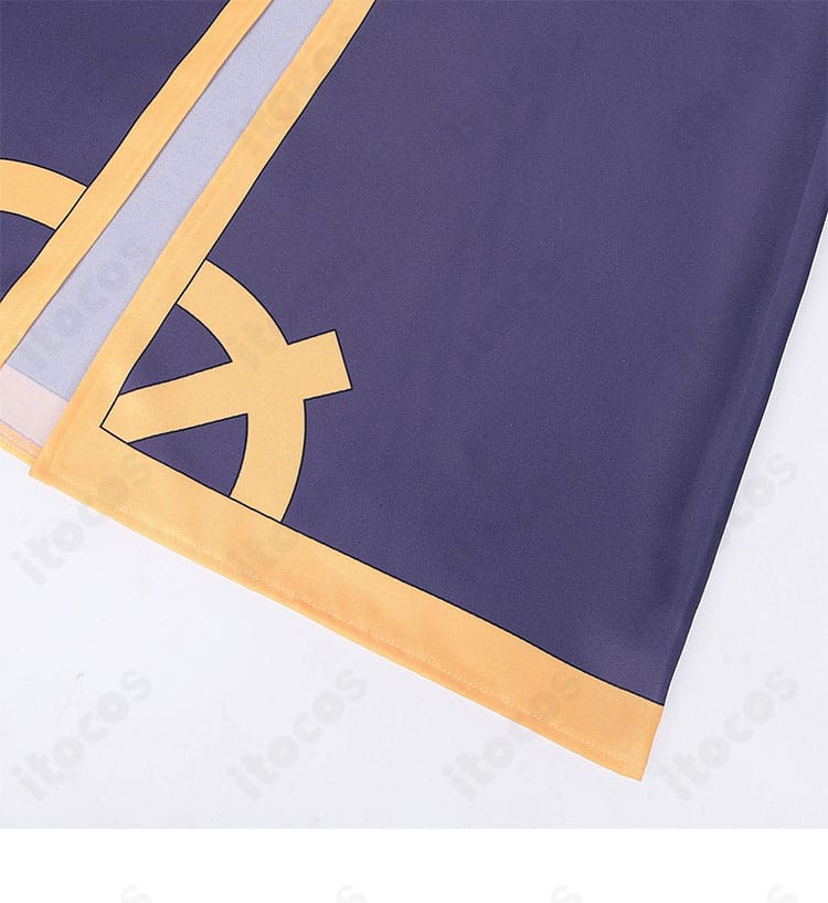 裾装飾のクローズアップ。コート裾の意匠と縁取りの美しさを捉えた画像。