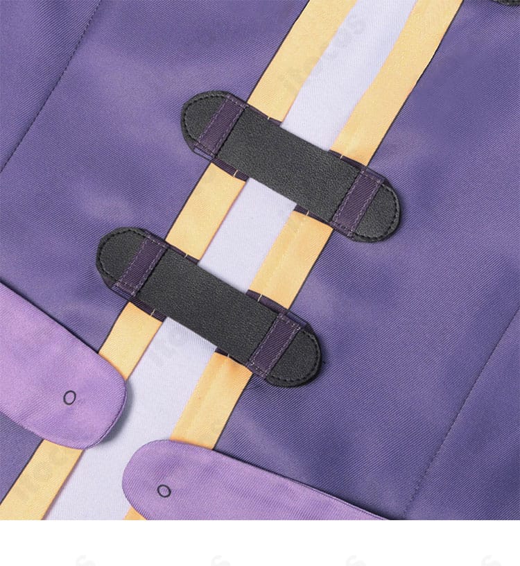 襟元と門襟の装飾詳細。胸元の意匠と留め具配置が明確に分かるカット。