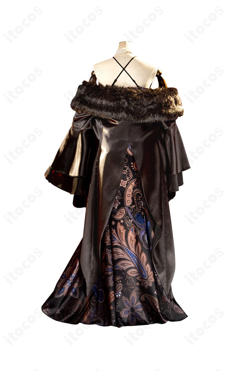 パール夫人コスプレの背面。コート背面ラインと飾りチェーンのレイアウトが見える