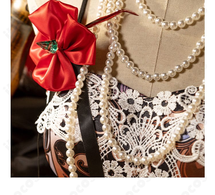 パール夫人のアクセサリー群。ネックレスや宝石装飾が輝くクローズアップ