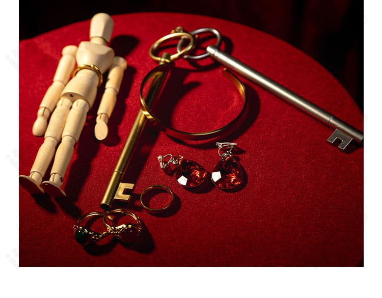 アクセサリー一式（鍵、イヤリング、指輪）の詳細。モチーフ再現がわかる