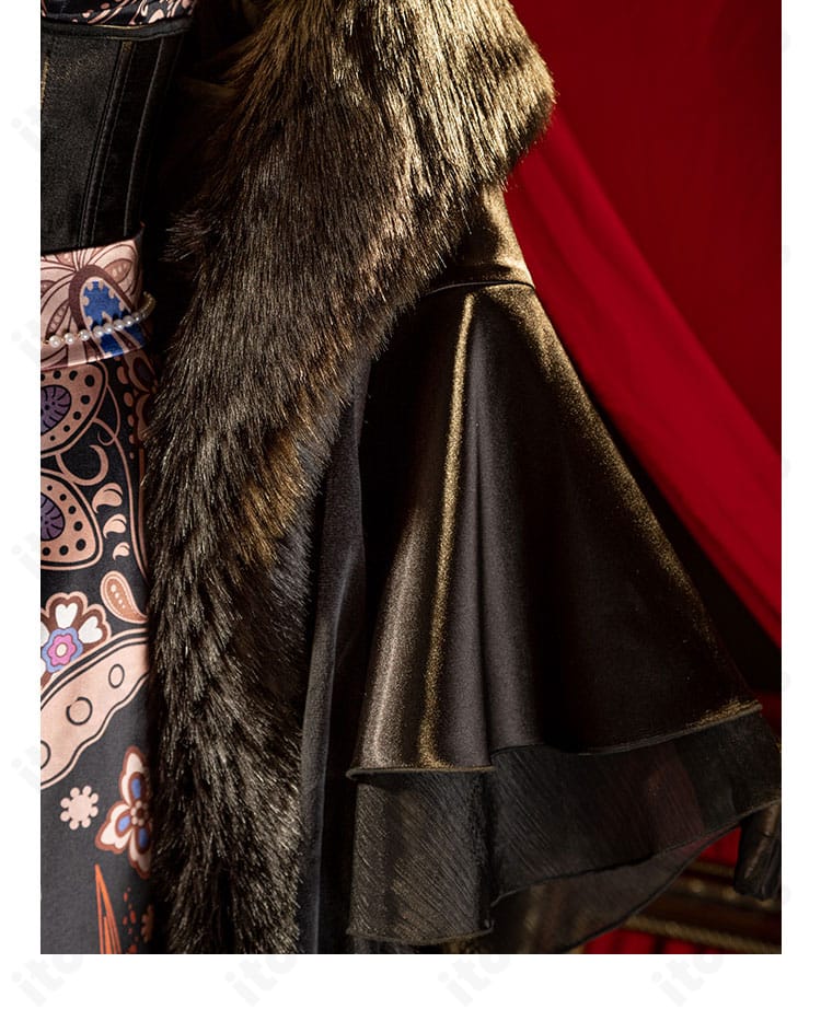 肩周りの豪華装飾とコートの立体裁断を示すクローズアップ