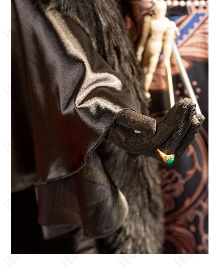 手袋装飾の近接写真。刺繍と装飾ラインの細部を確認できる