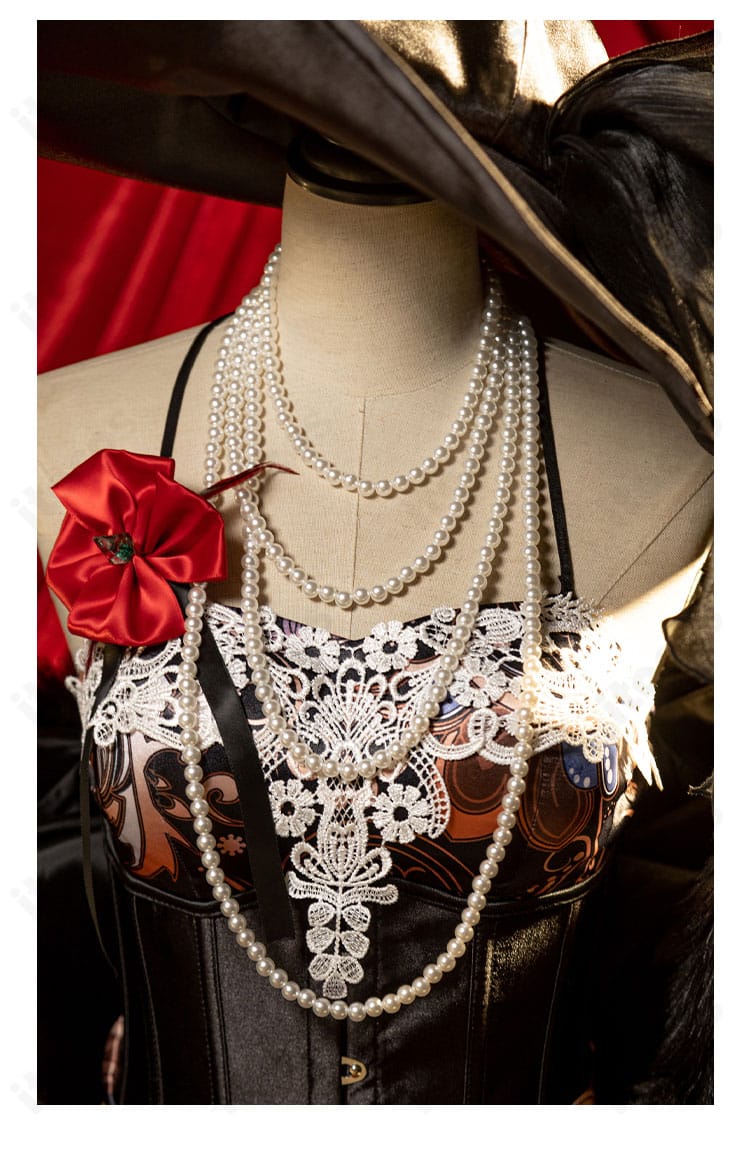 パール夫人コスプレ衣装の華やかな装飾にフォーカス。胸元アクセとチェーンの質感