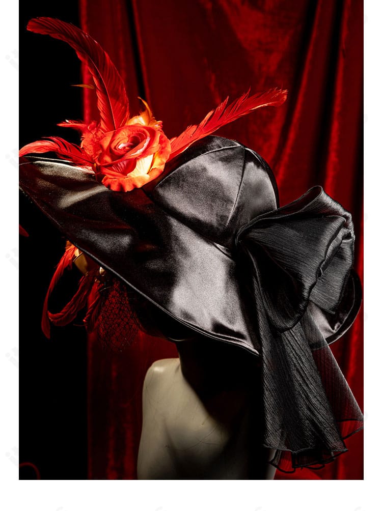 帽子側面の意匠。羽根や装飾金具の細部を強調