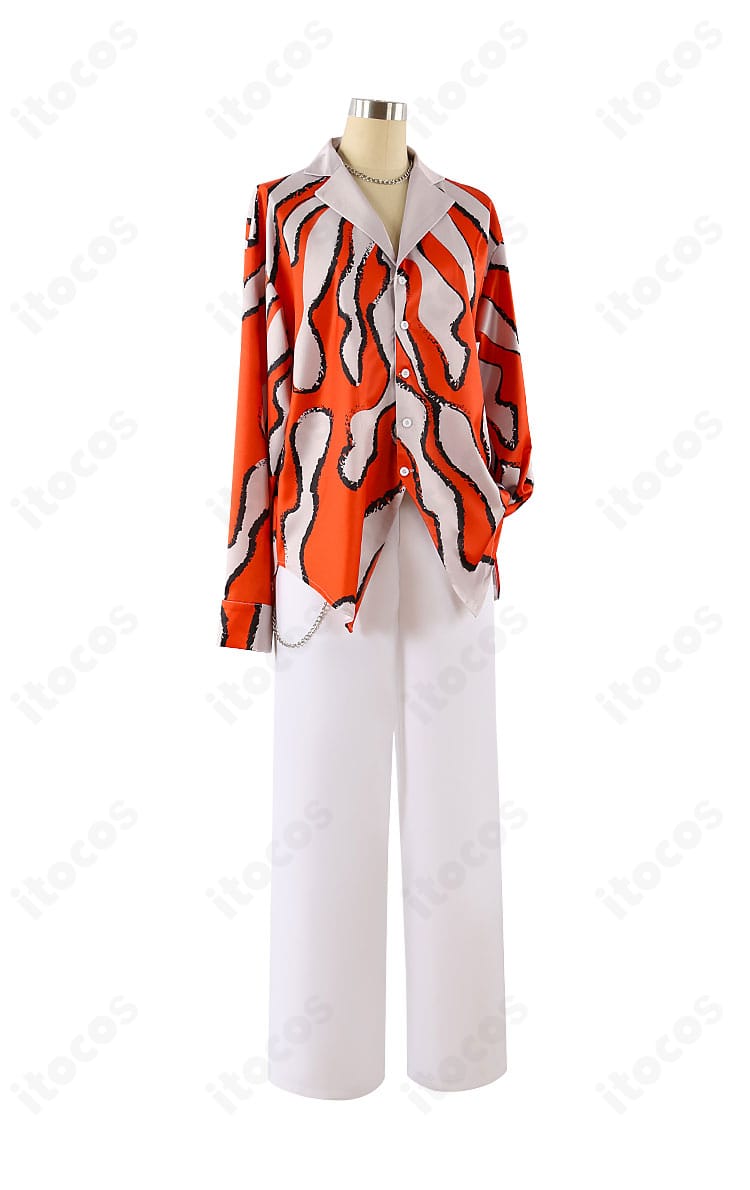 カリスマ 草薙理解 コスプレ衣装の側面画像。サイドラインと飾りチェーンの見え方、フィット感のバランスを示す。