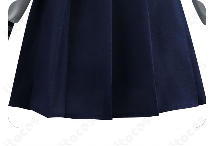 スカート装飾のアップ。プリーツの奥行きと裾のトリムが確認できる。