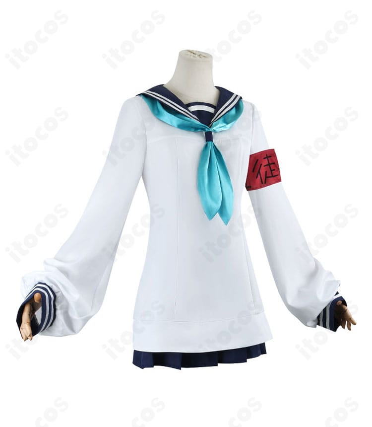 側面から見たコスプレ衣装。袖口やサイドシルエット、スカートの広がりを示すディテール。