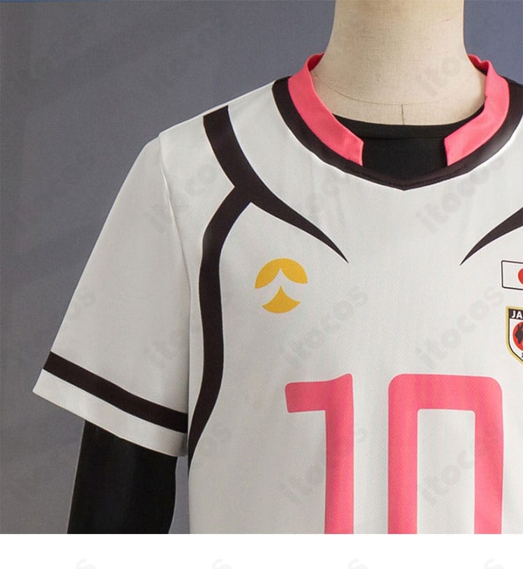 肩から袖口の詳細。袖ラインと装飾ディテール、縫製の仕上がりを示す写真