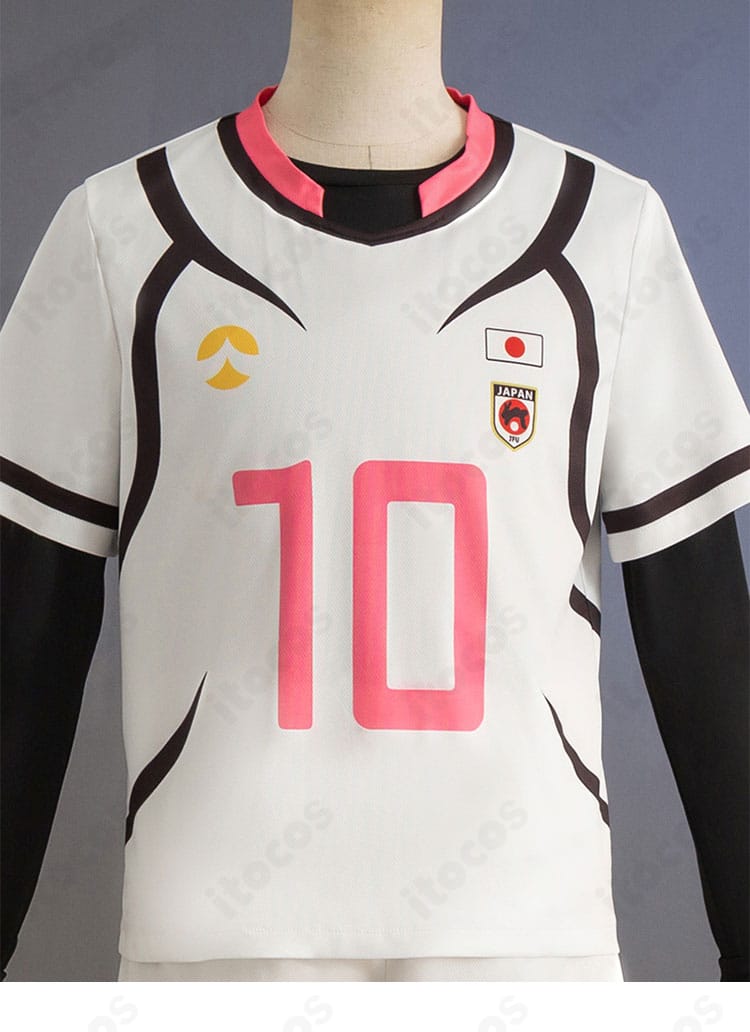 胸元と装飾のクローズアップ。ロゴや番号周辺のディテールを強調した画像