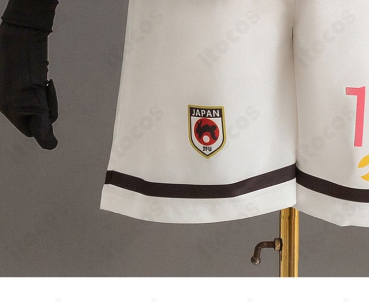 パンツのアイコン装飾のクローズアップ。ワンポイント意匠の形状と配置が分かる写真