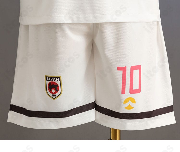 ショートパンツの装飾ディテール。サイドラインと裾デザインを強調した画像