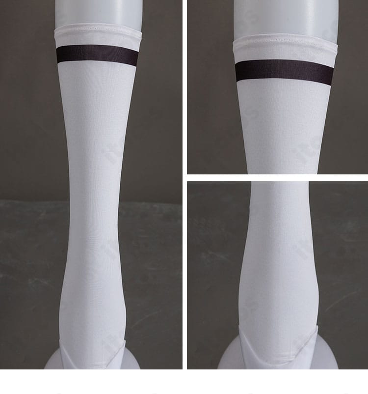 ソックスの装飾詳細。配色ラインと丈感、足元のコーディネートイメージが分かる画像