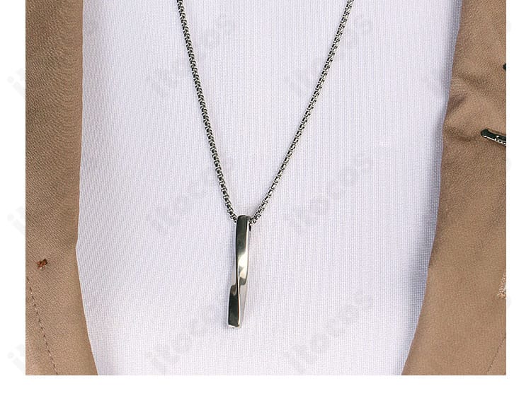 青柳冬弥コス用ネックレスの拡大画像。トップ形状とチェーンの質感が分かるディテール