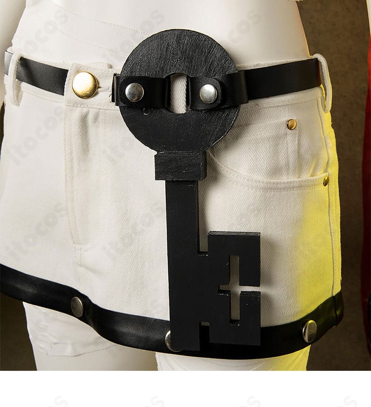 パンツに付属する鍵モチーフのアクセサリーを強調したディテール画像