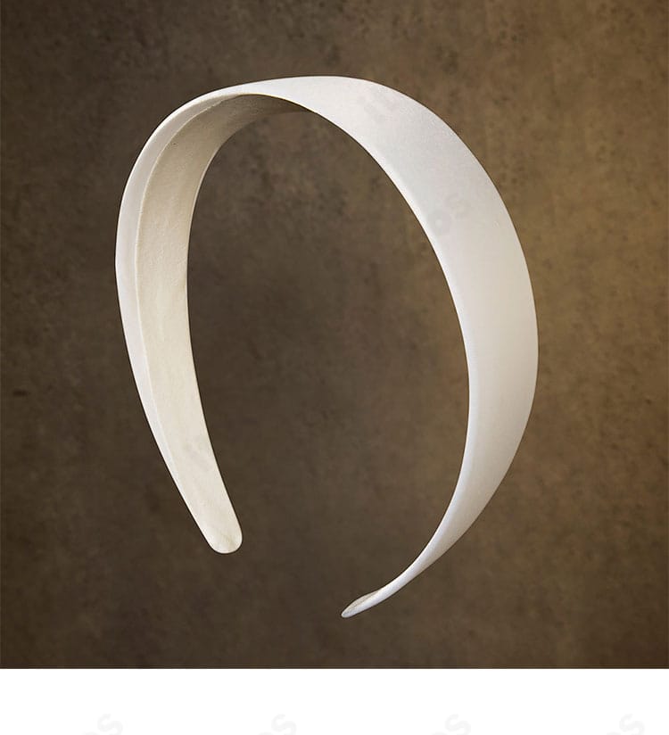 ヘッドアクセの近接カット。A.B.A衣装の頭飾りディテールを示す画像