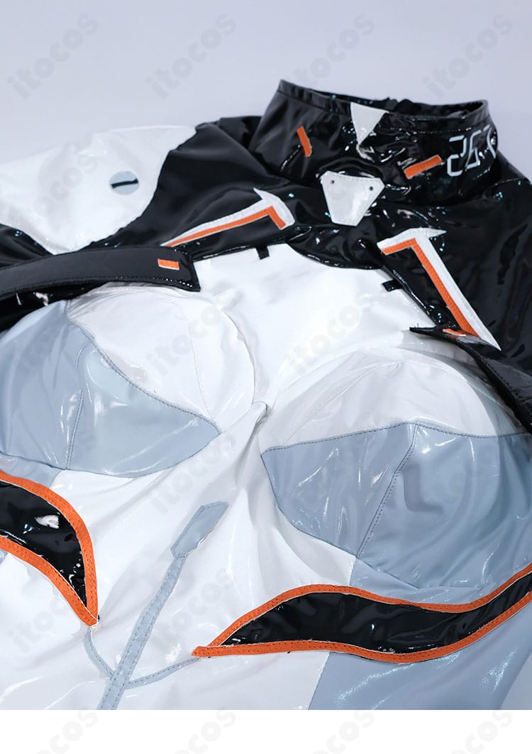 パイロットスーツ前胸部のディテール。ステッチワークと立体的な切り替えの仕立てが特徴。