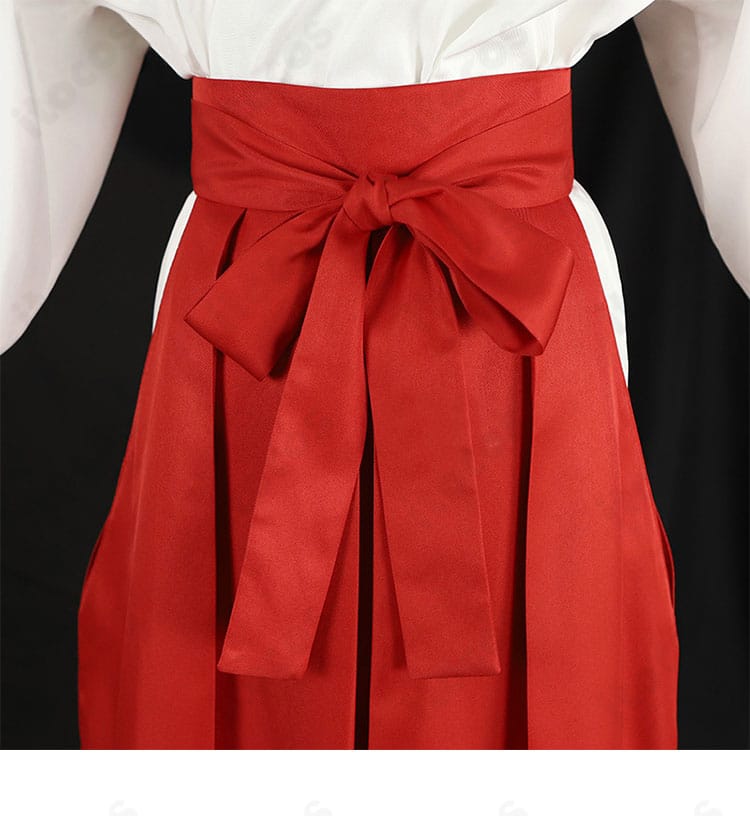 亜也子コスプレ衣装のスカートに施された赤い蝶モチーフ。和風のアクセントが画面映え。