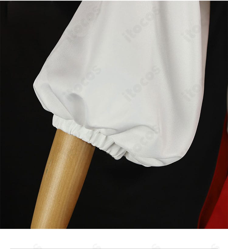 亜也子コスプレ衣装の袖口装飾のクローズアップ。刺繍と縁取りがキャラクターの雰囲気を表す。