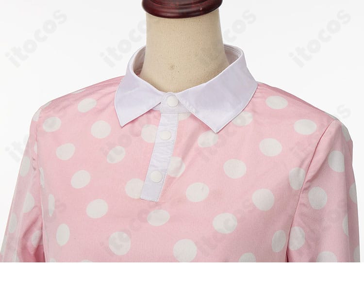 上衣の胸元装飾ディテール。装飾パーツとステッチワークが映える。