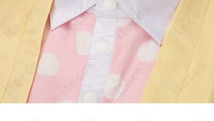 前合わせのボタン装飾詳細。しっかりしたボタンと丁寧な縫製が確認できる。