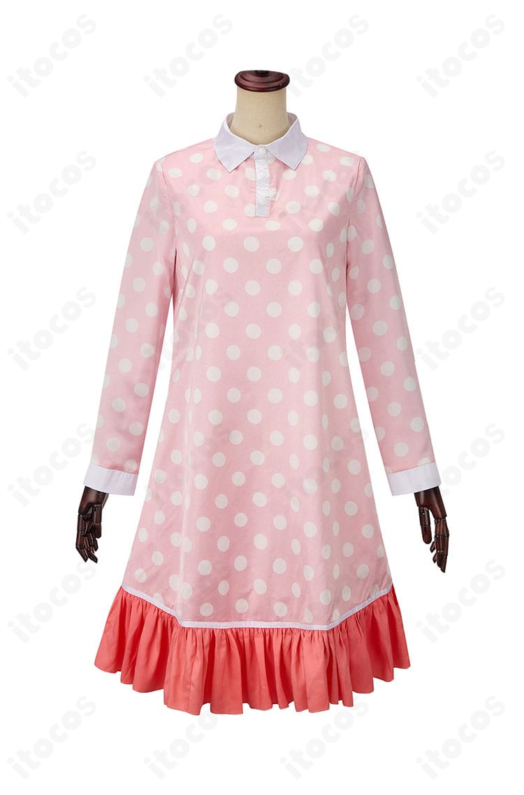 内搭ワンピースのフロント詳細。可愛らしいデザインでヒナの柔らかな雰囲気を表現。