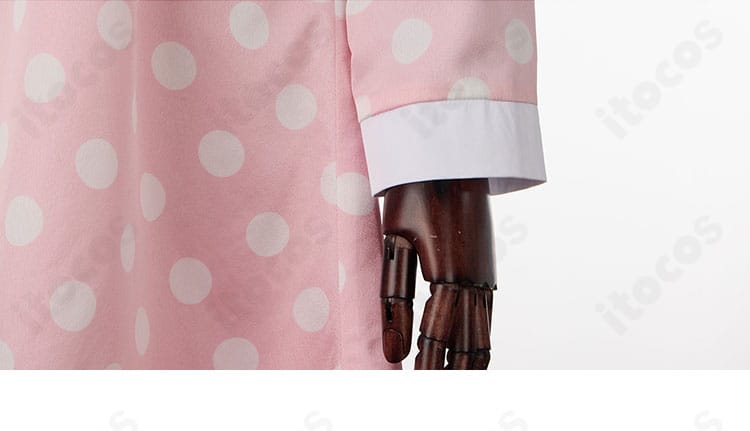 袖口装飾のクローズアップ。華やかなデザインで手元を上品に演出。