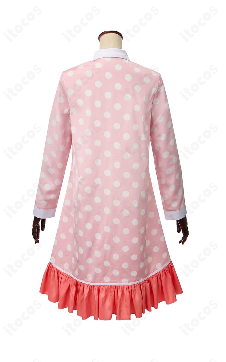 内搭ワンピースの背面ディテール。シンプルで洗練されたラインが美しい。