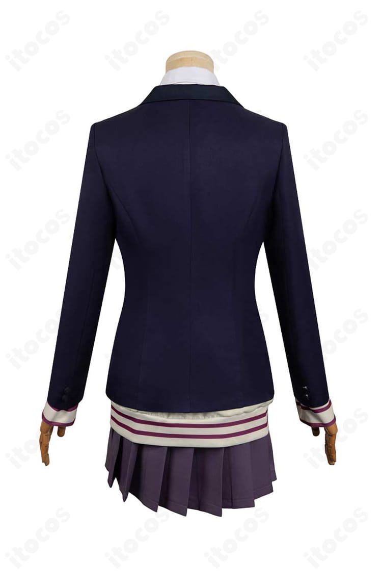 白鳥愛羅コスプレ衣装の背面。コートの後ろ姿とバックのディテールを確認できる画像