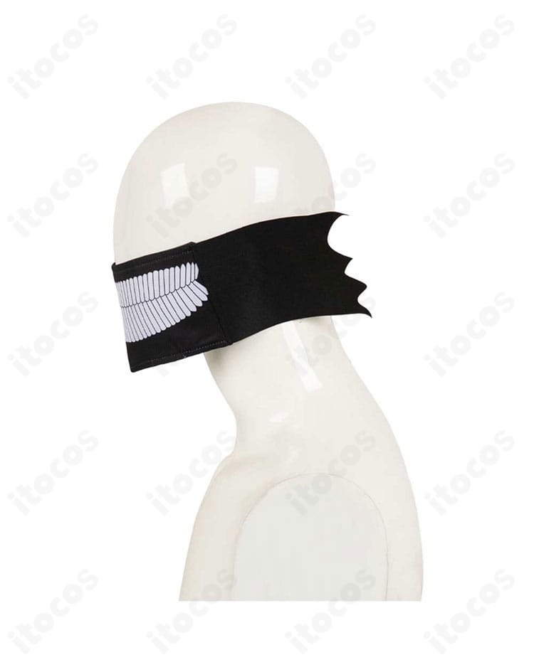 マスク側面の造形ディテール。横顔でも映える立体フォルム。