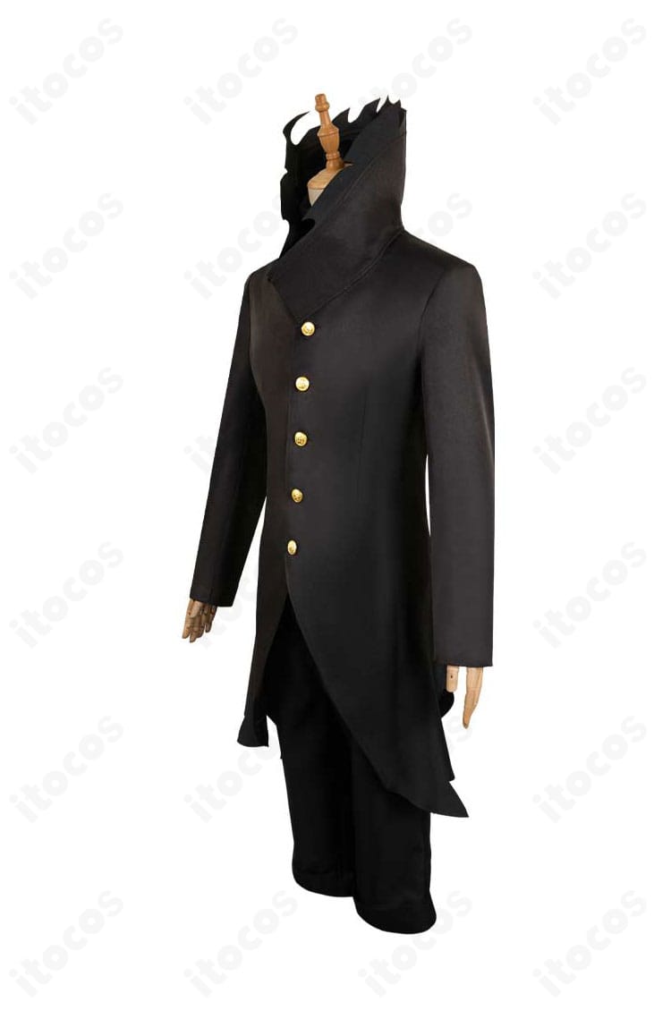 高倉健（オカルン）衣装の左側面ディテール。コートのラインと縫製が分かるカット。