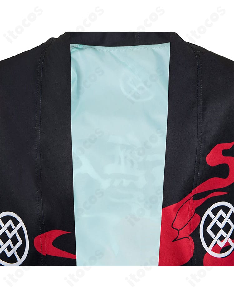 井芹仁菜コスプレ衣装の襟元装飾。ネックラインのステッチと装飾パーツの仕上げを映したアップ。