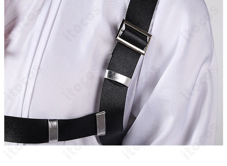 肩ベルト装飾のクローズアップ。金具と縫い付け位置、補強ステッチの仕上がりを確認。