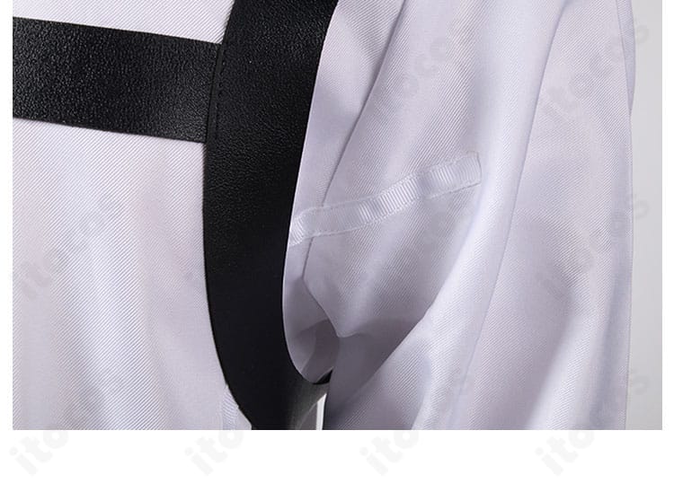 背面肩ベルトの固定ディテール。バックル構造とテープ幅、フィット調整部を捉えた画像。