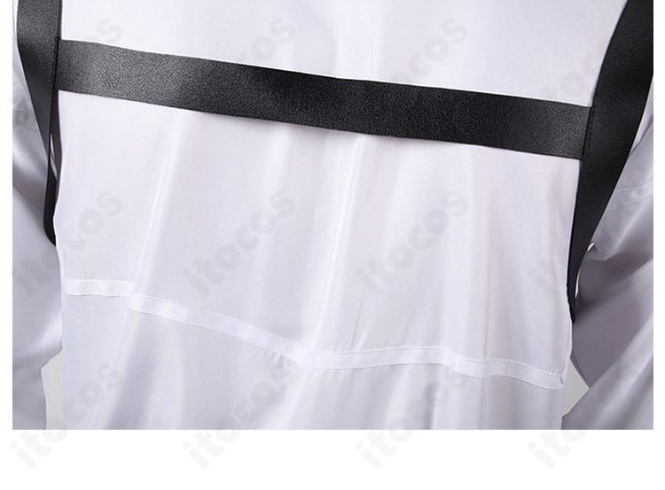 背面装飾のディテール。ベルトの交差と配置、背面のシワ感を抑えた仕立てを示すカット。