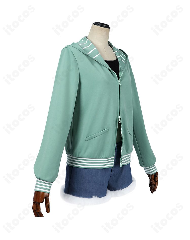 佐倉杏子 私服コスの右側面。コートの落ち感とショートパンツのライン、ウエスト位置のシルエットを強調した写真。