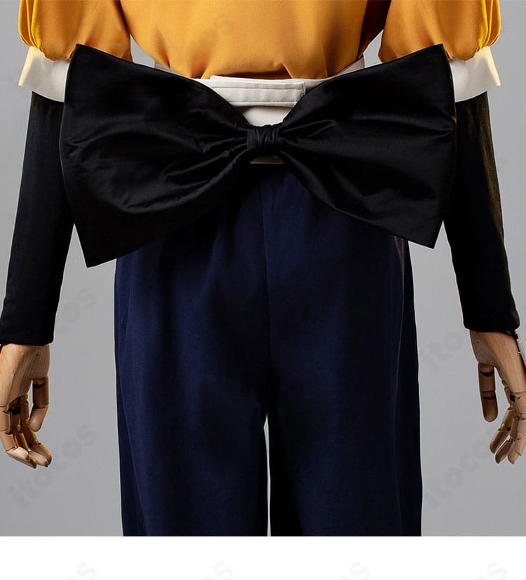 【推しの子】有馬かな コスプレ衣装の背面。大きな蝶結び装飾が可愛らしく、ステージ映えするデザイン。