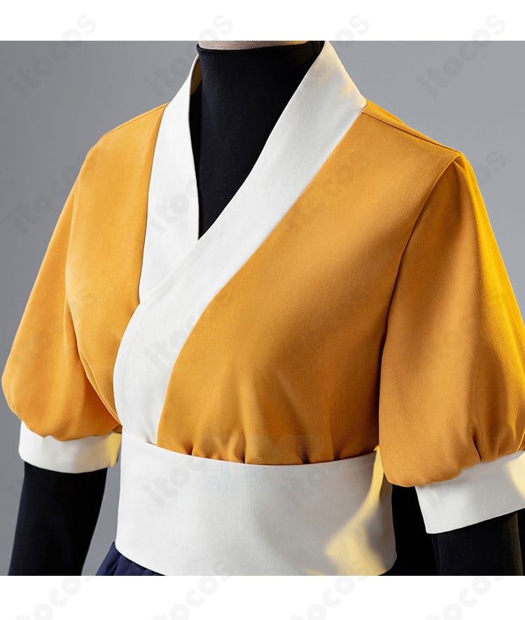 【推しの子】有馬かな コスプレ衣装の装飾ディテール。精緻な刺繍調意匠と装飾パーツの質感が分かるクローズアップ。