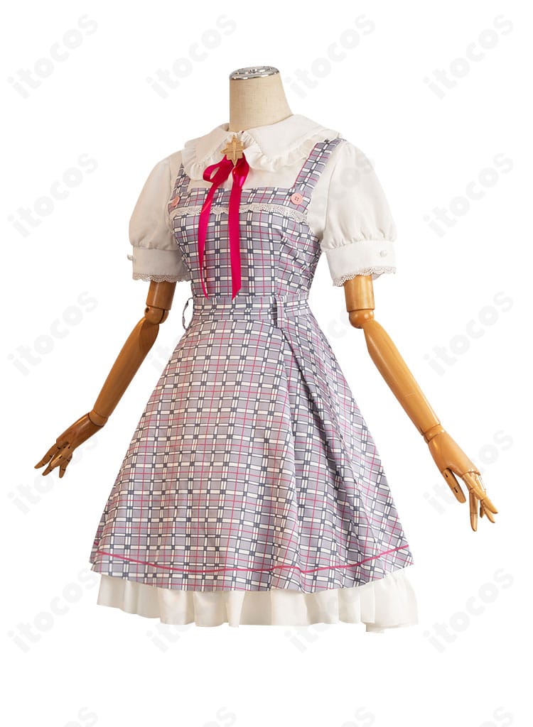 右側面。サロペットスカートのシルエットやベルト位置など、細部のラインが分かるコスプレ衣装写真