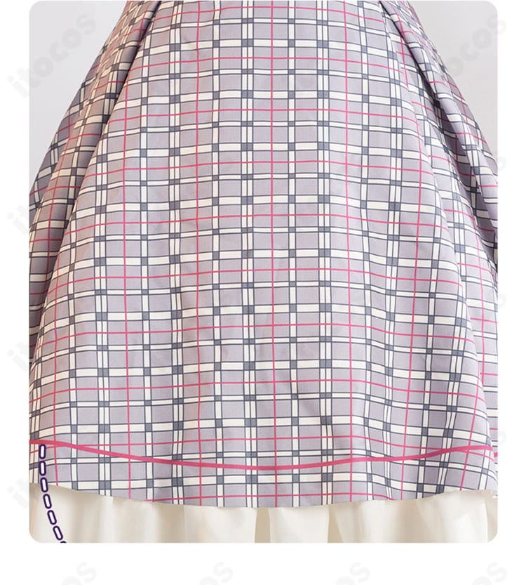 スカート装飾のアップ。サロペットスカートのステッチと生地の発色、Aラインの表情を確認