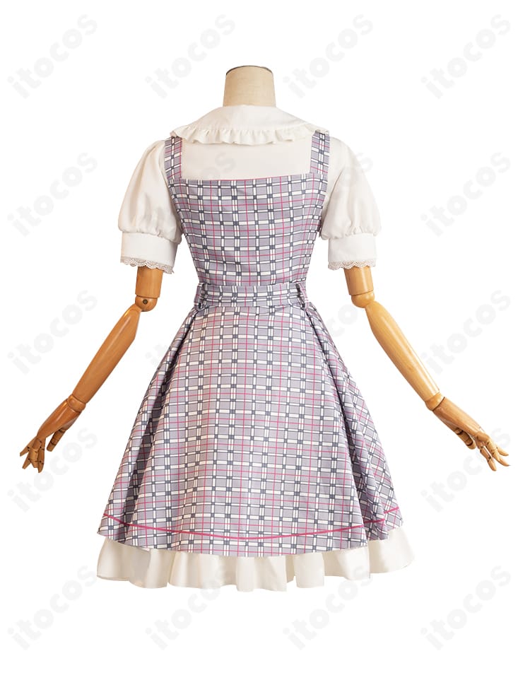 背面図。サロペットのバックスタイルとシャツのフィット感、リボンの位置を示す画像